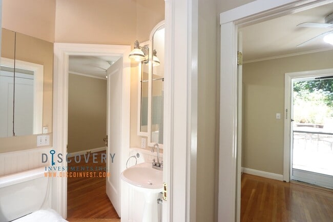 Building Photo - Piedmont Home with Bedroom Suite and Enclosed Yard