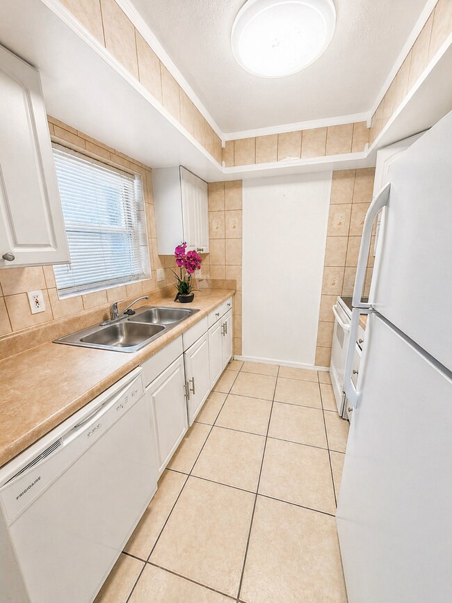 Building Photo - Last Unit Available!