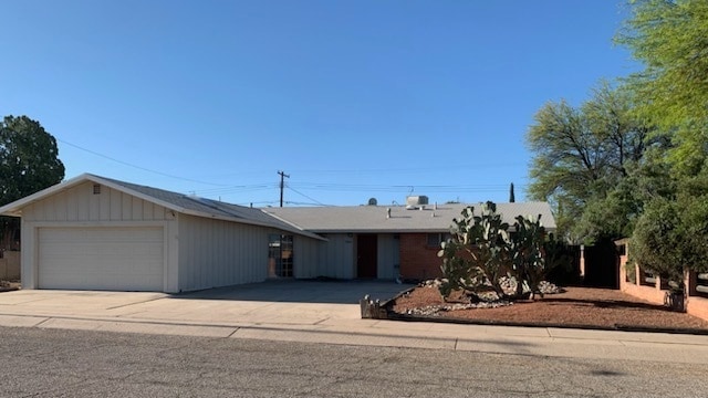 Primary Photo - Spacious 3 bd 2 bath home.