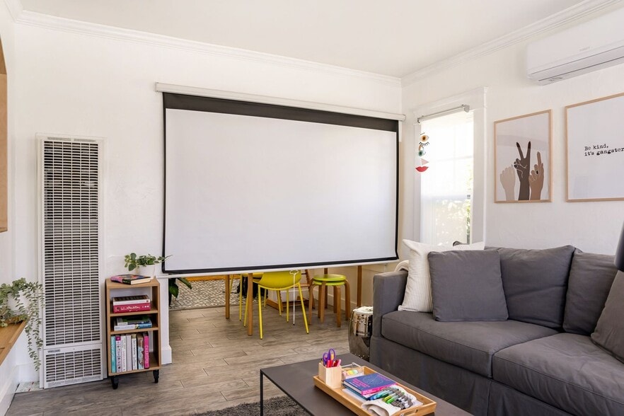 Building Photo - 2634 E 11th St