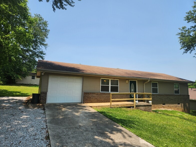 Front - 1605 Woodrow Dr