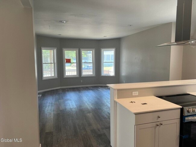 Building Photo - 253 6th Ave