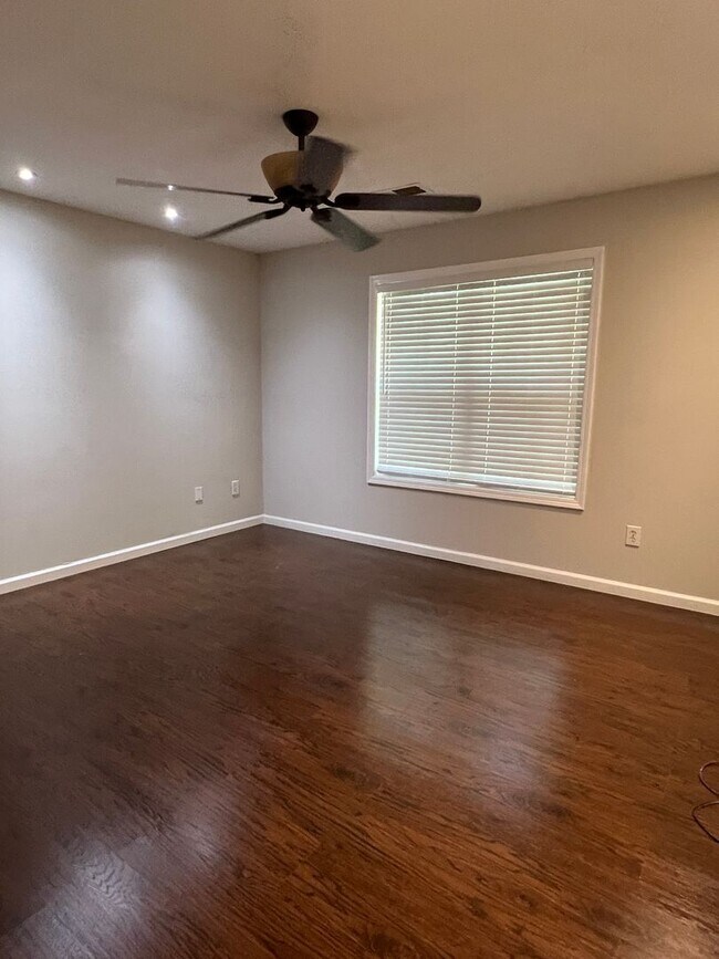 Building Photo - Charming 3 Bedroom 2 Bath home on large lot