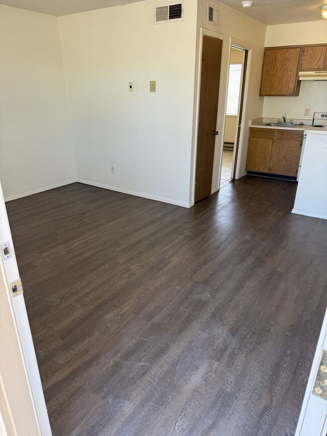 Building Photo - Plain