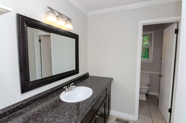 Building Photo - Beautiful home in Fairview