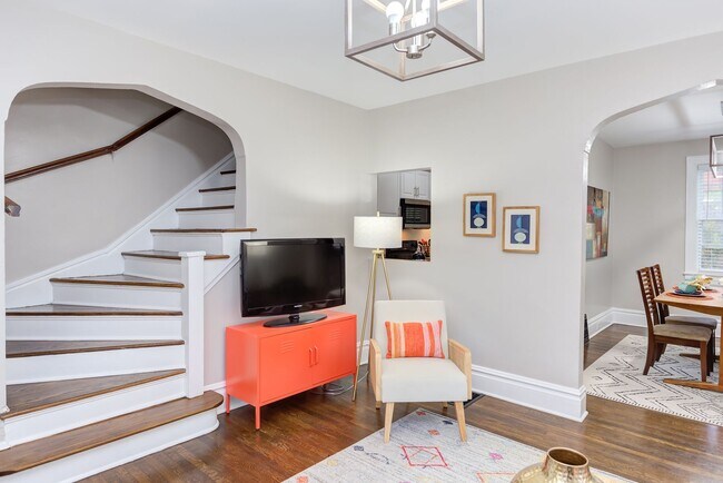 Building Photo - Available Now - Adorable and Spacious!  2 ...