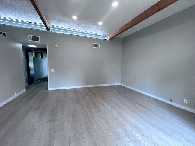 Building Photo - Three Bedroom Two Bathroom Home with Den/Home Office