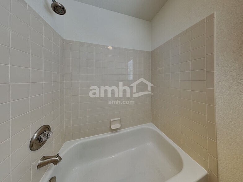 Building Photo - 4142 Knollvale Dr