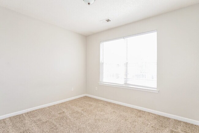 Building Photo - 7292 Green Ash Dr