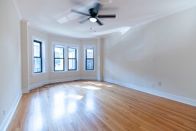 Building Photo - 6509 N Hoyne Ave