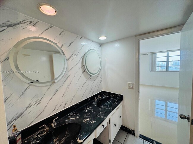 Building Photo - 1833 S Ocean Dr