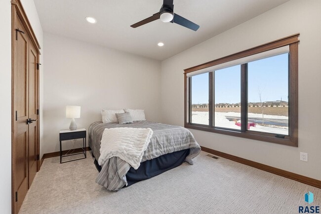 Building Photo - 2701 W Oak Hill Dr