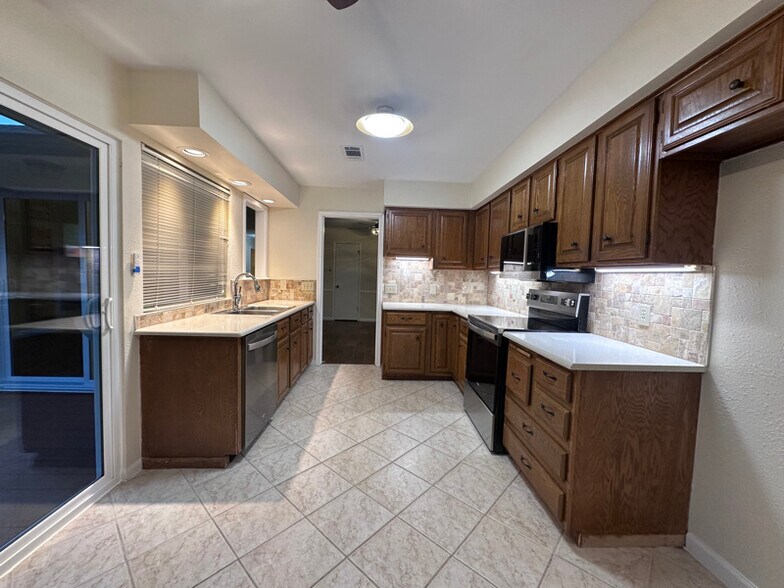 Building Photo - 1109 Lohmans Crossing Rd