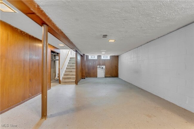 Building Photo - 5037 Greenhurst Dr