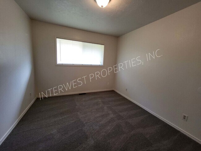 Building Photo - Charming 3 bd Home in Portland with W/D Ho...
