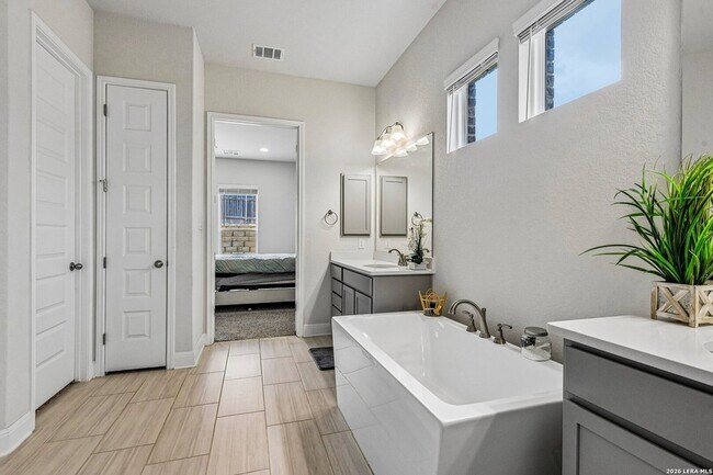 Building Photo - 1136 Aidenbaum