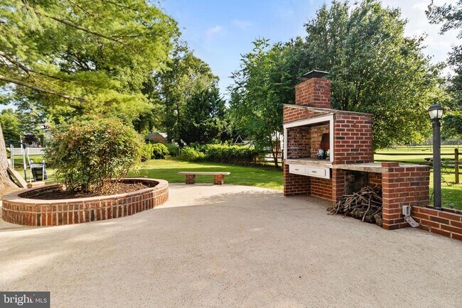 Building Photo - 5601 Dawes Ave