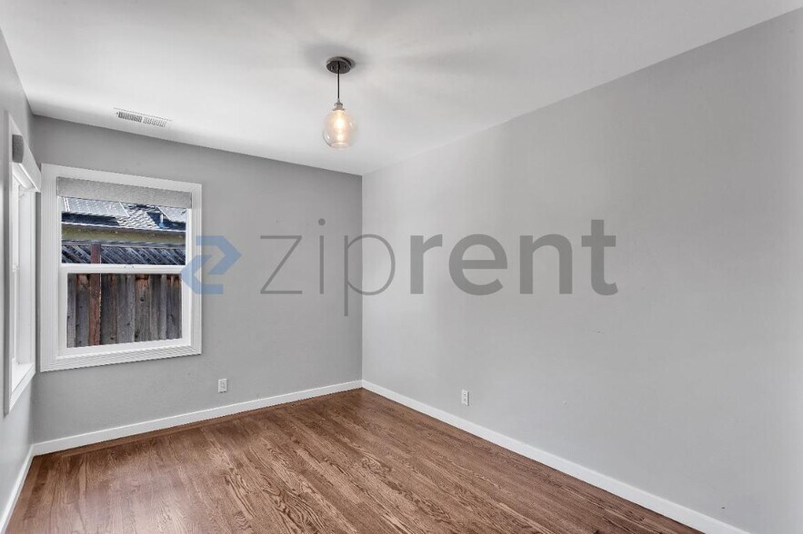 Building Photo - Unit