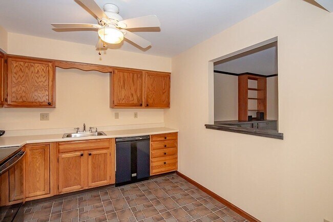 Kitchen - 7 Clubhouse Dr