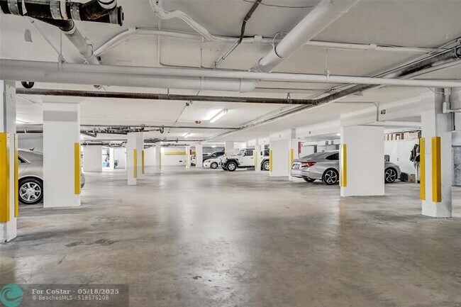Building Photo - 3051 NE 48th St