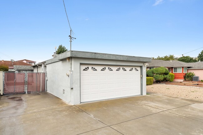 Building Photo - Charming three bed room home offering comf...