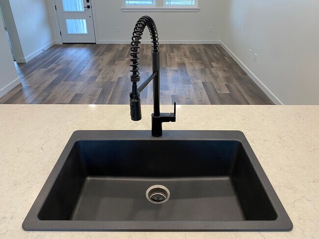 Building Photo - 3 Bed, 3 Bath Beautiful Home!