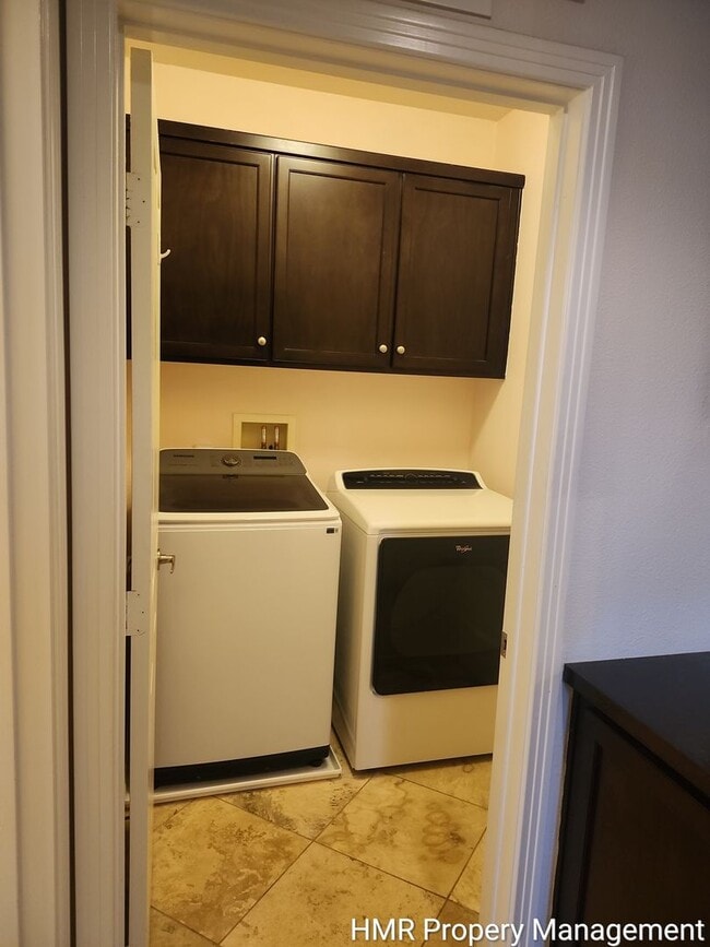 Building Photo - Modern 2-Bedroom Condo Near Victoria Gardens