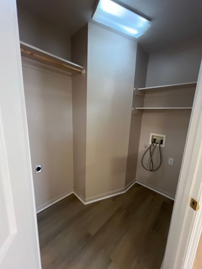 Building Photo - 2 bedroom 2 bath Duplex for lease right off common street