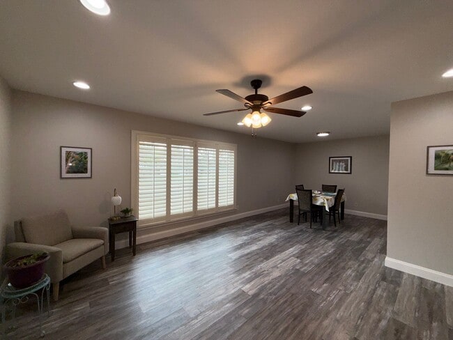 Building Photo - Spacious 3 Bedroom 2 Bath home AVAILABLE NOW!