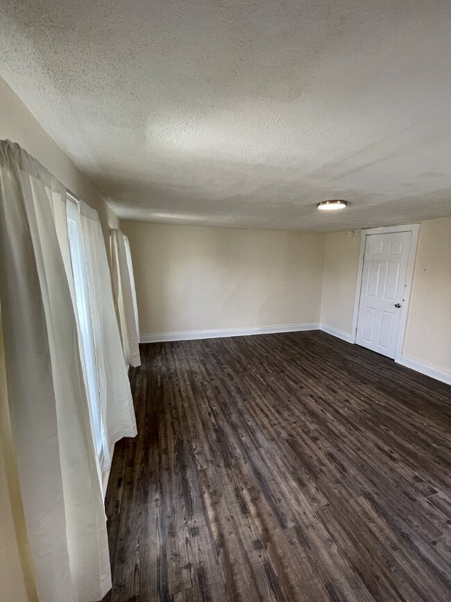 Building Photo - Spacious 3 Bedroom Apartment Near IUP – Ideal for Roommates