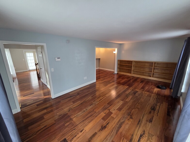 Living/Family - 115 Waltham Ct