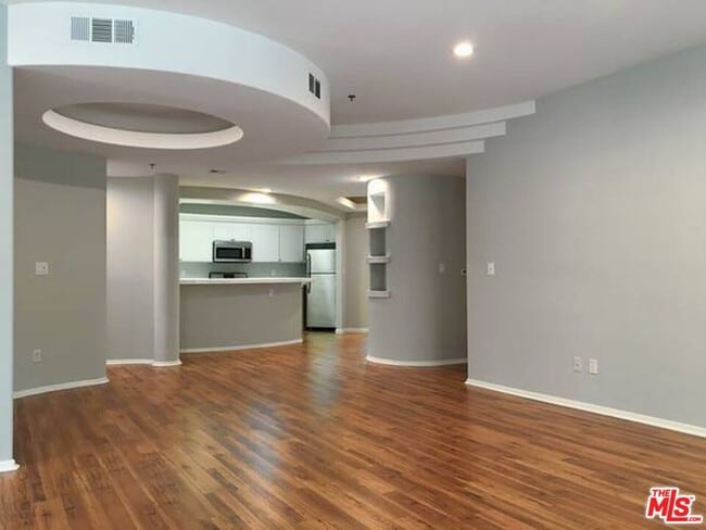 Building Photo - 12712 Moorpark St