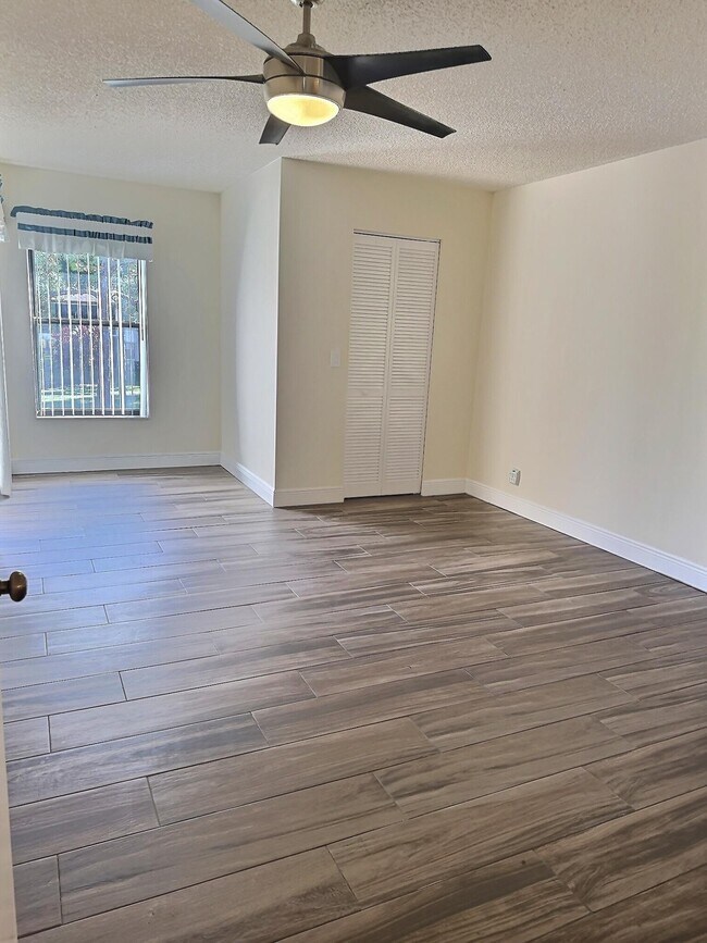 Building Photo - 3348 Lucerne Park Dr