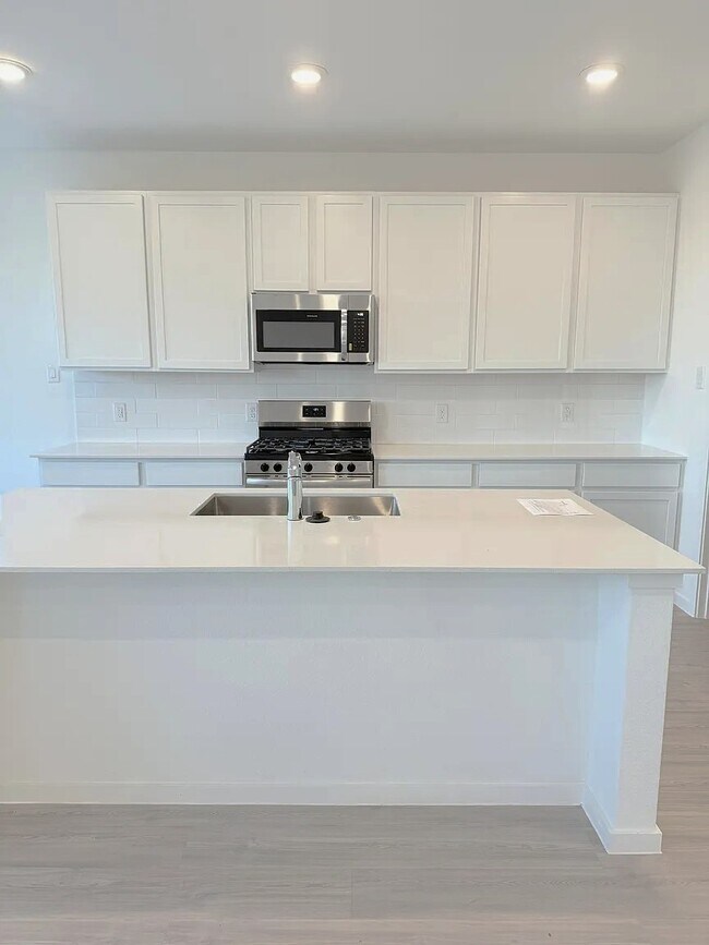 Building Photo - 6814 Dutch Iris Dr