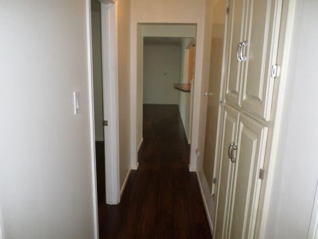 Building Photo - Classic & clean 3 bedroom 1.5 bath 1 story home