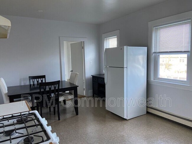 Building Photo - 28 Millet St