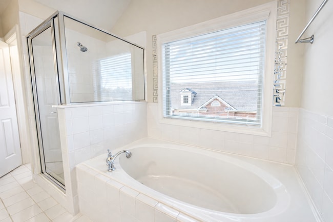 Building Photo - Gated Johns Creek End-Unit Townhome | 3BR / 3.5BA | Minutes to Avalon & GA-400