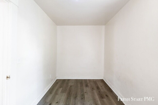 Building Photo - Light-Filled & Well-Connected Living – 1 B...