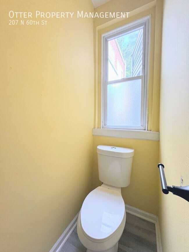 Building Photo - 207 N 60th St