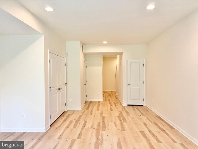 Building Photo - 127 Streamview Dr