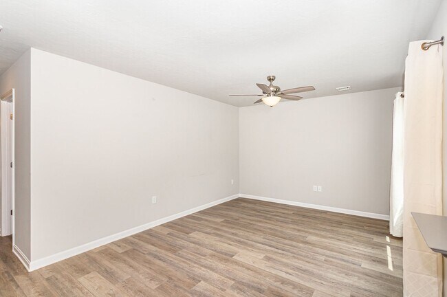 Building Photo - 652 N College St