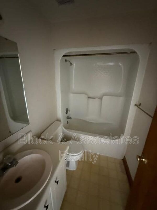 Building Photo - 628 Dixon Ave