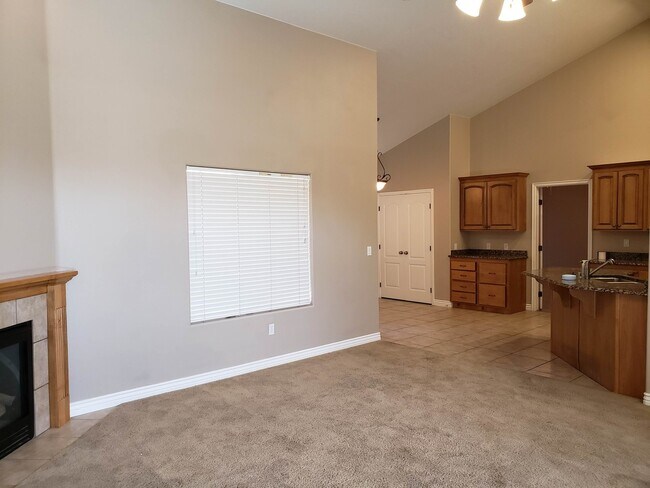 Building Photo - Beautiful 4 bed 2 bath home with 3 car gar...