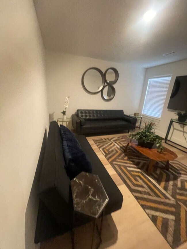 Building Photo - Bentonville Townhouse!