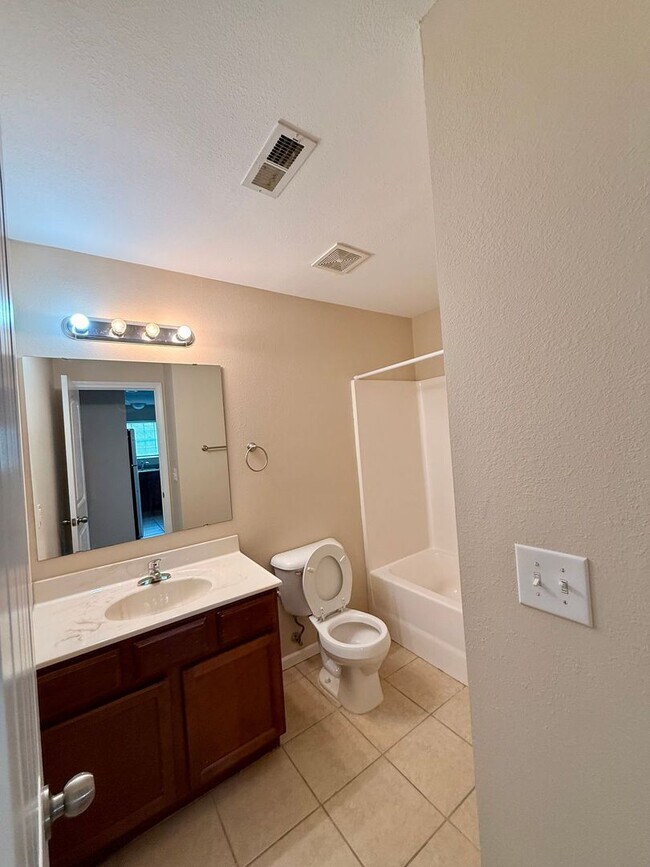 Building Photo - 1574-MF2-E4