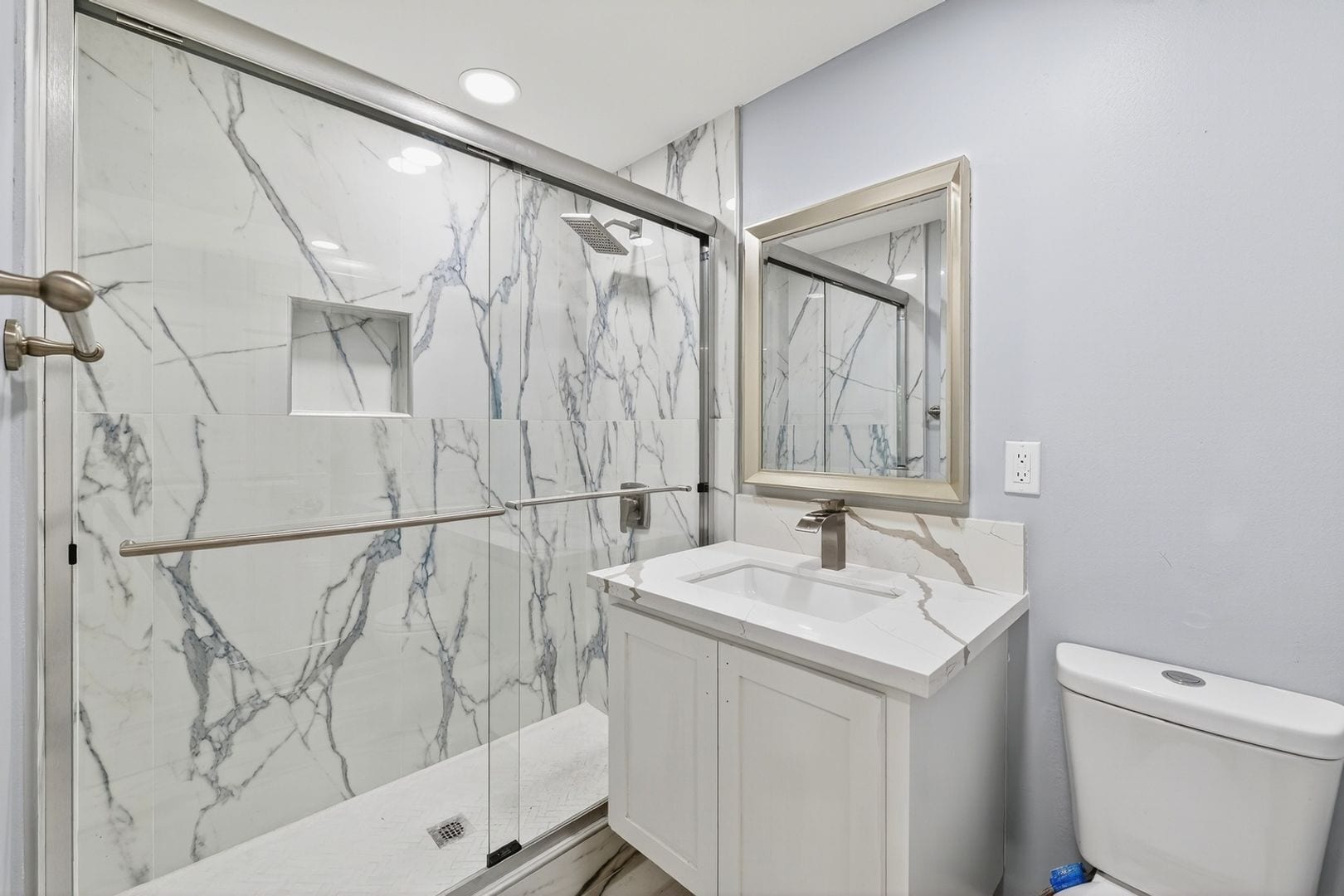 Building Photo - 445 E Hoover Ave