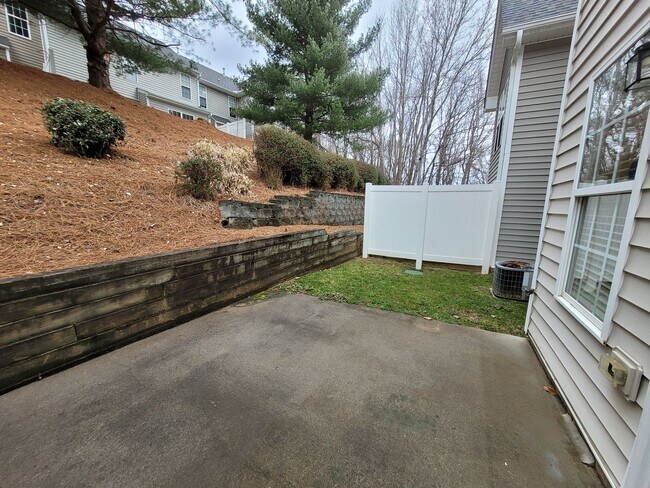Building Photo - Great 2 Bedroom 2 Bath Townhouse