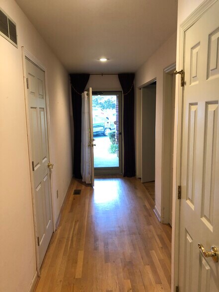 front hall entrance - 11117 Jardin Pl