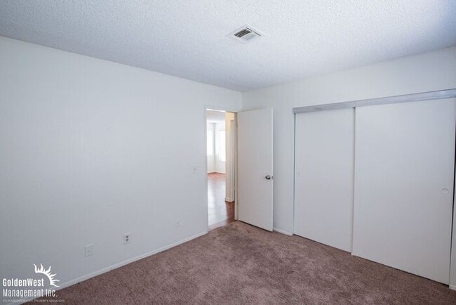 Building Photo - Beautifully Updated 2Bdm 1Ba Unit in a Gated Community