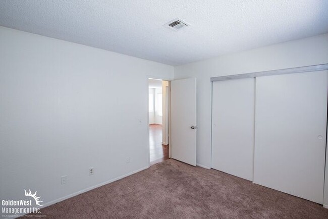 Building Photo - Beautifully Updated 2Bdm 1Ba Unit with Fir...